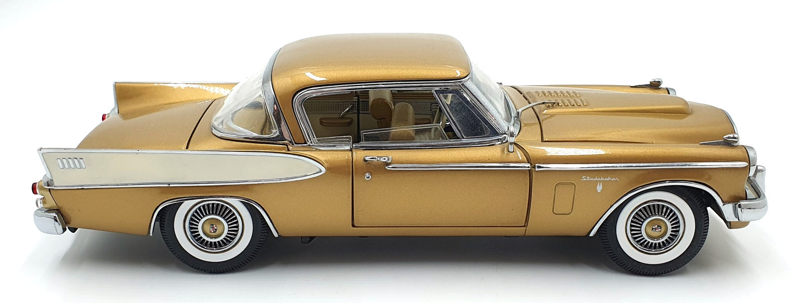 Signature 1/18 Scale Diecast 12226C - 1958 Studebaker Golden Hawk - Gold