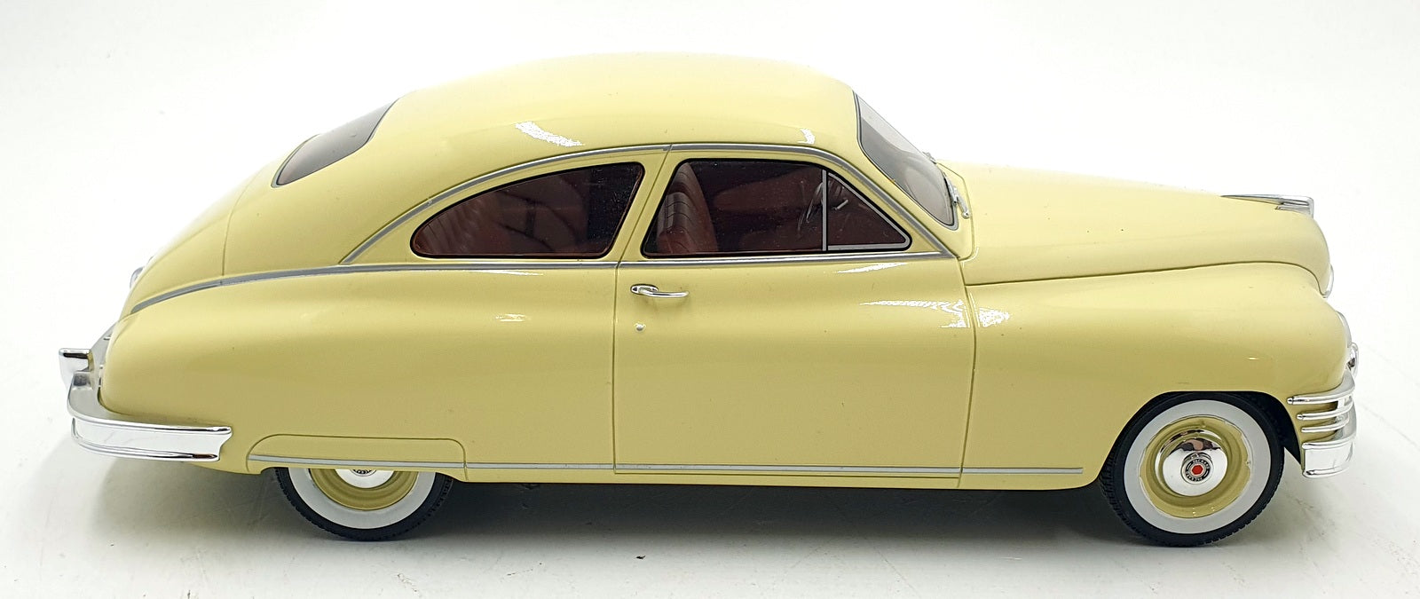 BOS Models 1/18 scale Resin BOS239 - Packard DeLuxe Club Sedan - Yellow