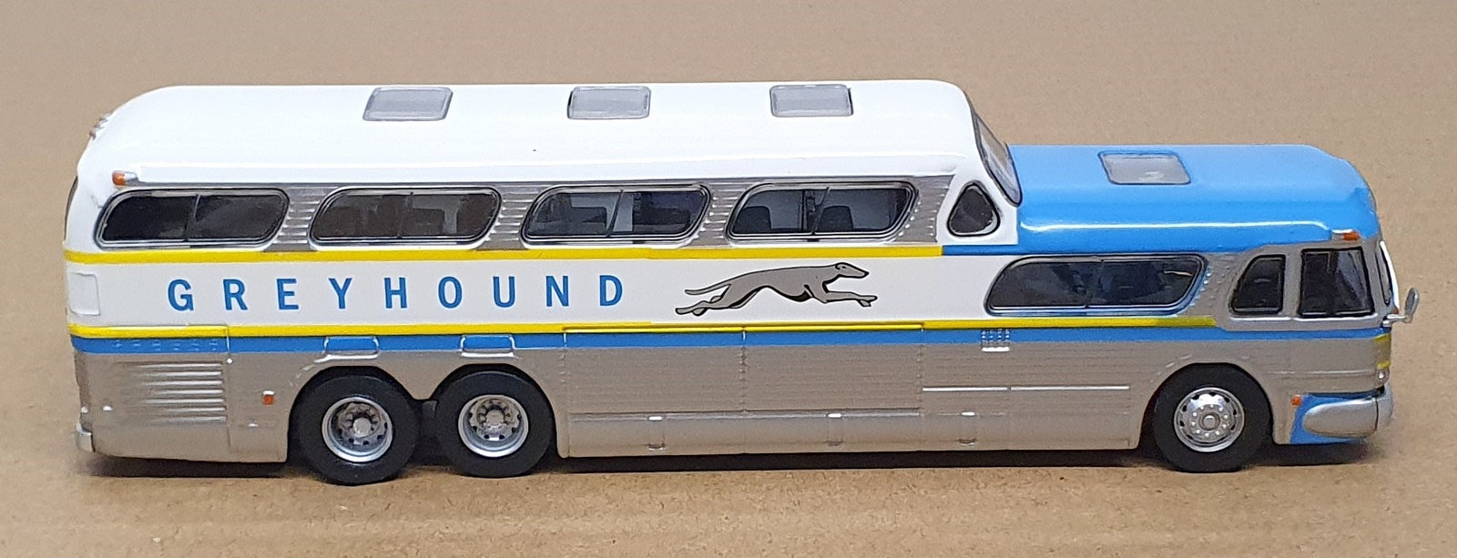 DeAgostini 1/72 Scale C005 - Greyhound Bus Coach  - Blue/White/Silver