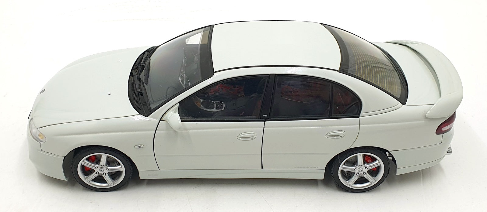 Autoart 1/18 Scale Diecast DC7125B - Holden Commodore Clubsport R8 - White