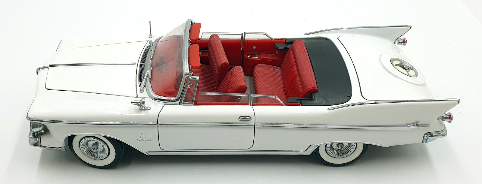 Road Signature 1/18 Scale Diecast 20138 - 1961 Imperial Crown - White