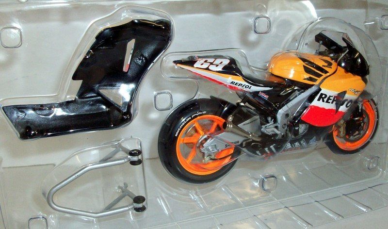 Minichamps 1/12 Scale - 122 041069 Honda RC211V Repsol Nicky Hayden 2004