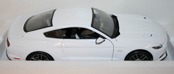 Maisto 1/18 Scale Diecast 38133 - 2015 Ford Mustang GT - White