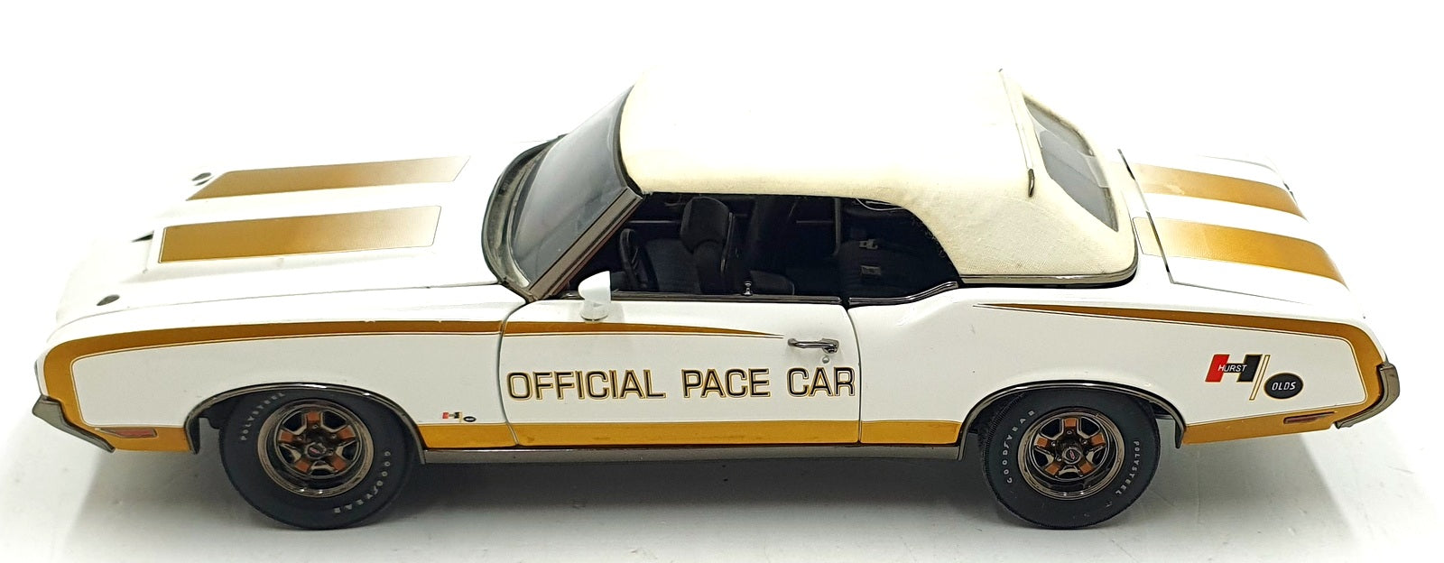 Acme 1/18 Scale Diecast A1805601 1972 Hurst Oldsmobile with Linda Vaughn Figure