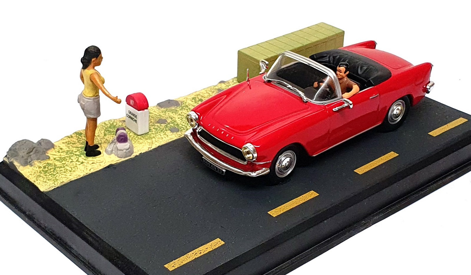 Altaya La Route Bleue 1/43 Scale DIR116 - Simca Aronde Diorama - Red