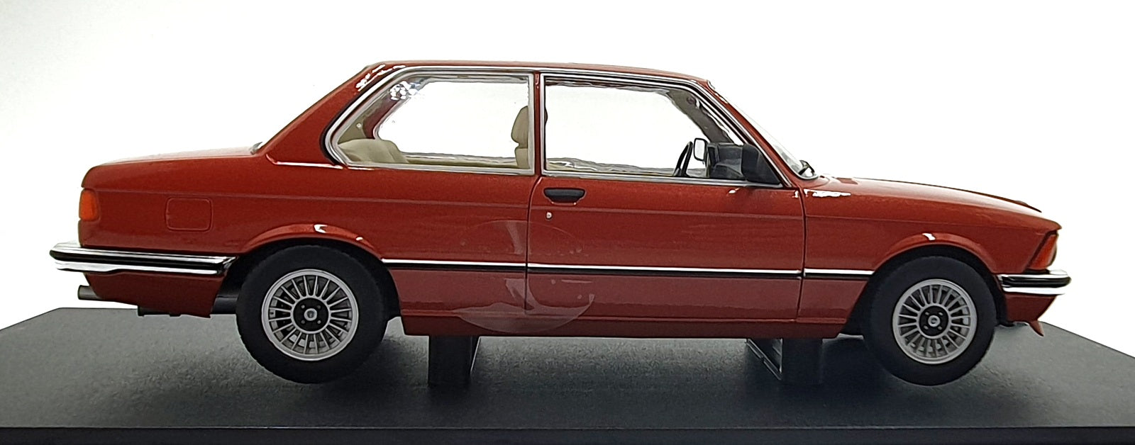 Solido 1/18 Scale S1812802 - BMW 3231 - Chestnut Red