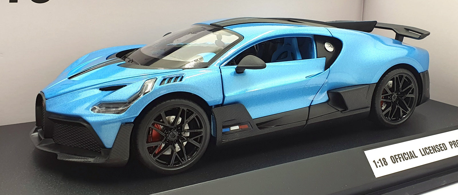 CMJ 1/18 Scale Diecast DC118BDBL - Bugatti Divo - Blue