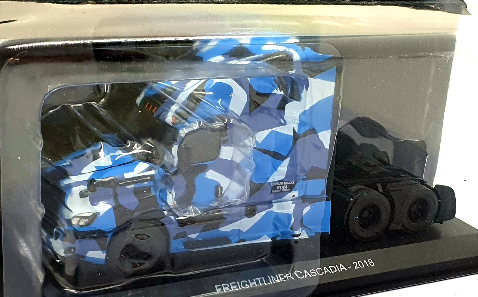 Hachette 1/43 Scale G1470007 - 2018 Freightliner Cascadia - Blue