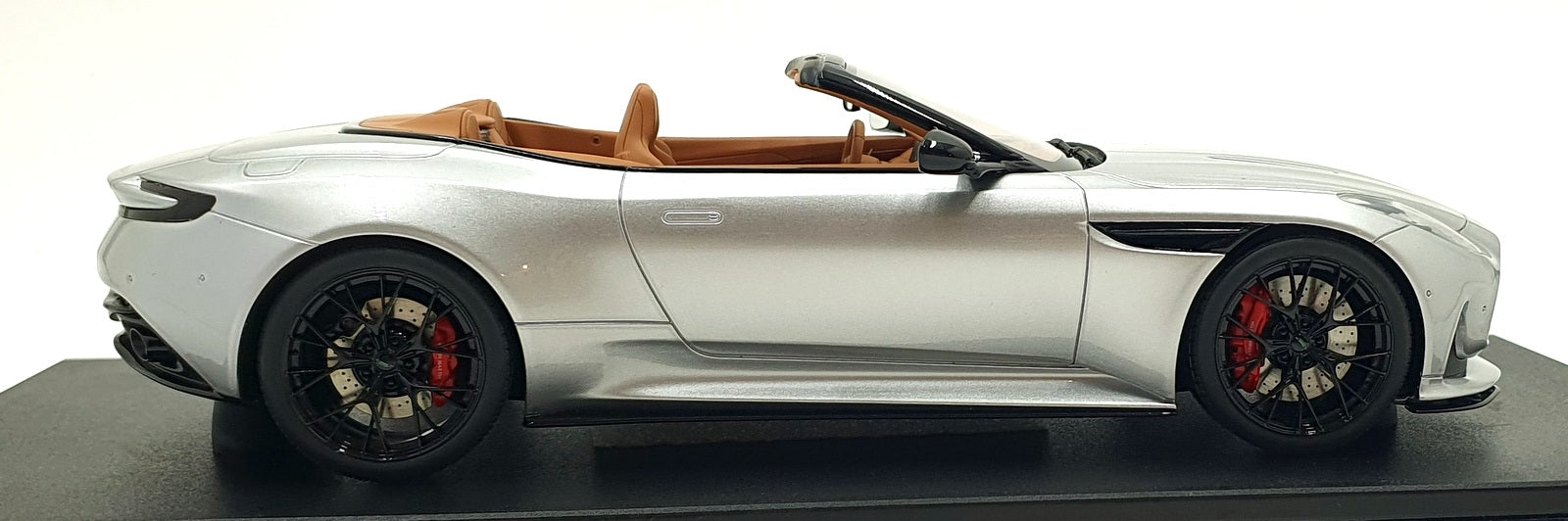 GT Spirit 1/18 Scale GT945 - Aston Martin DB12 Violante - Silver