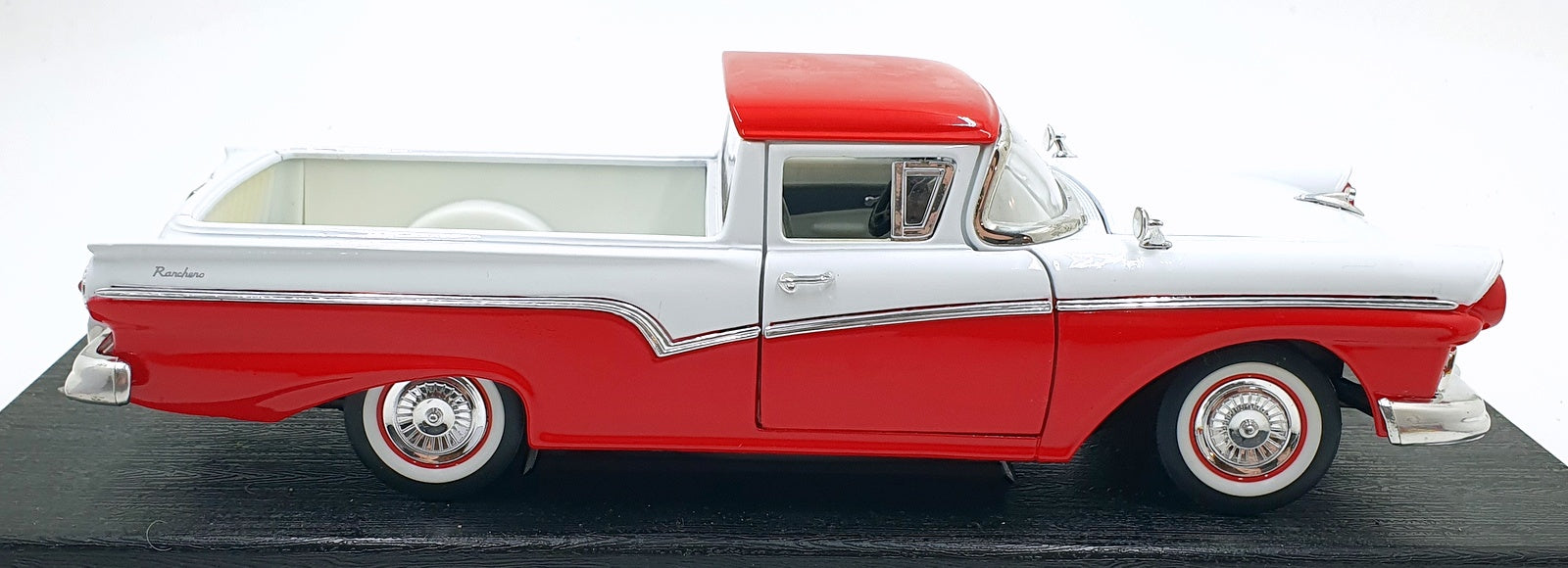 Road Legends 1/18 Scale Diecast 92208 - 1957 Ford Ranchero - Red