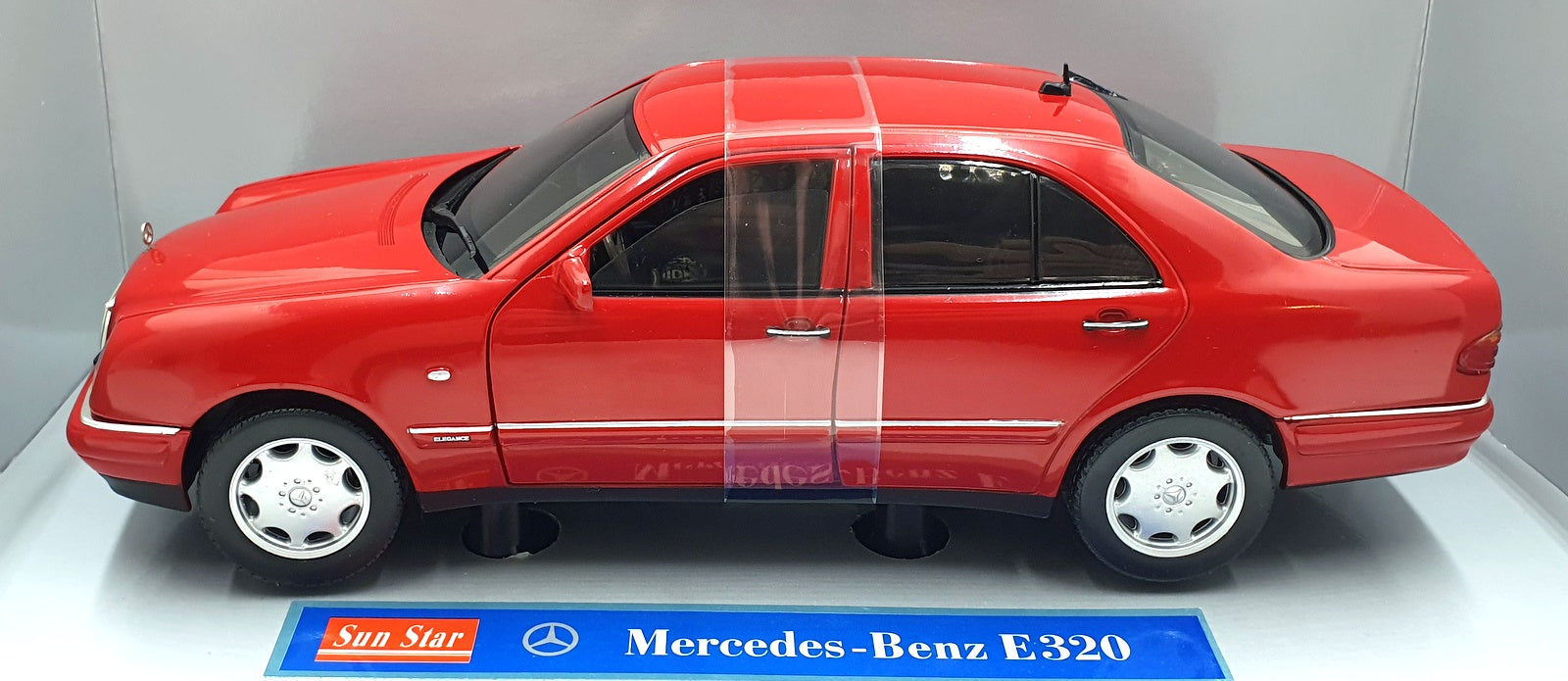 Sun Star 1/18 Scale Diecast 1152 - Mercedes Benz E320 - Red