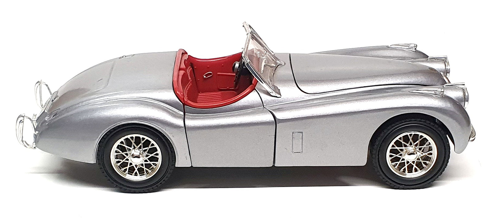 Ertl 1/18 Scale Diecast 31025J - Jaguar XK120 - Silver