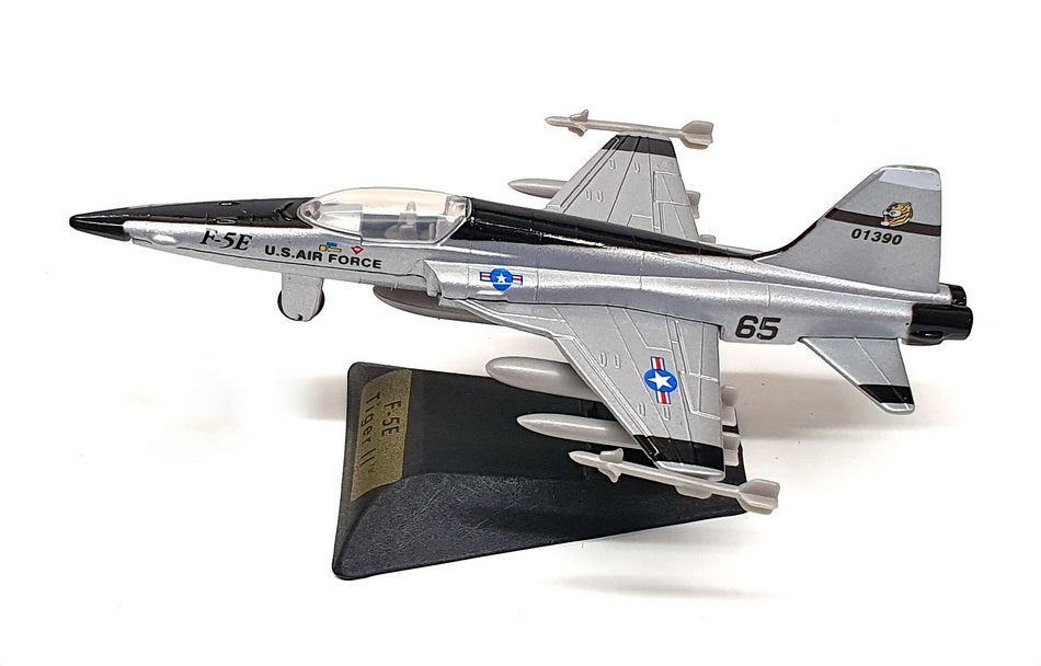 Motor Max Modern Jets 1/100 Scale 77002 - F-5E Tiger II Aircraft & Display Stand