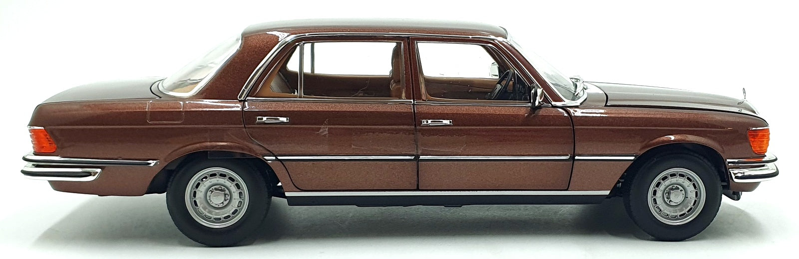 Norev 1/18 Scale Diecast B6 604 0643 - (1976-1980) Mercedes-Benz 450 SEL 6.9