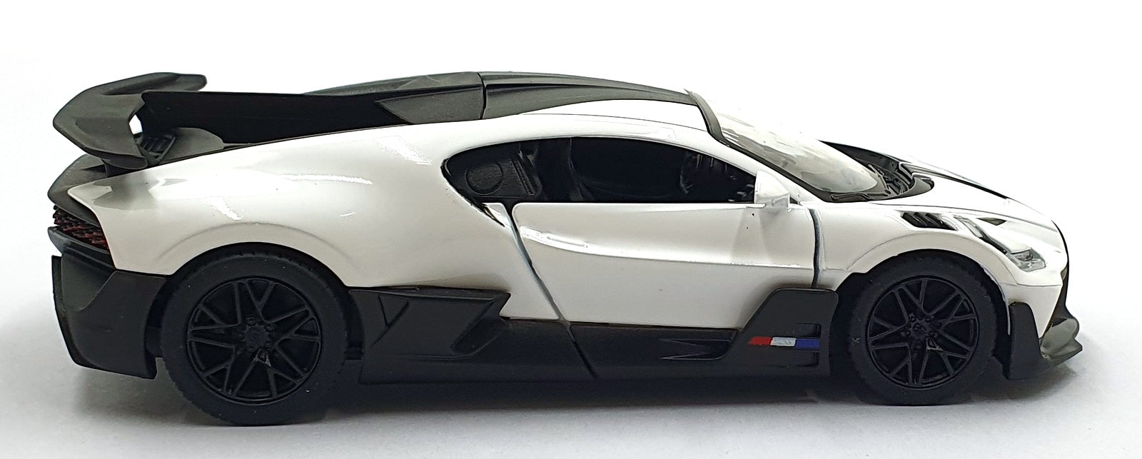 Kinsmart 1/36 Scale Pull Back & Go TY1244 - Bugatti Divo - White