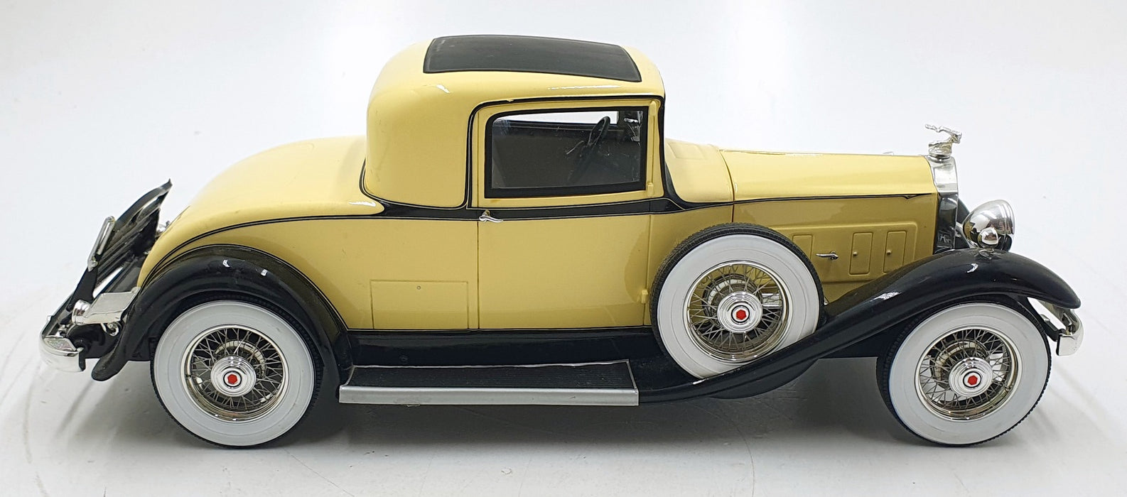 BOS Models 1/18 Scale Resin BOS276 Packard 902 Standard Eight Coupe Black/Yel