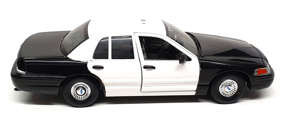 Classic Metal Works 1/24 Scale 15124H - Ford Crown Victoria Police - Black/White
