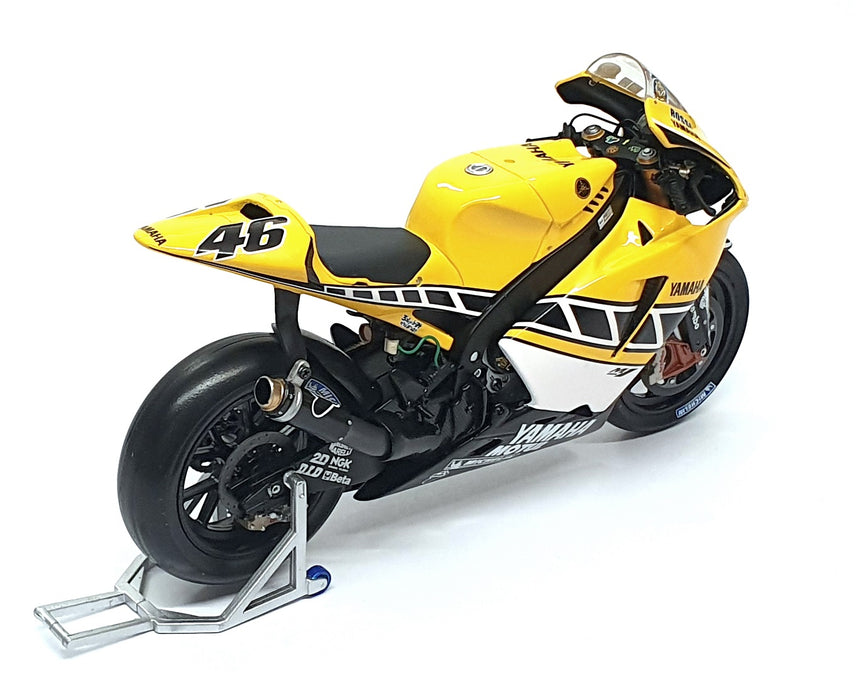 Minichamps 1/12 Scale 122 053096 - Yamaha YZR-M1 Laguna Seca 2005 V. Rossi