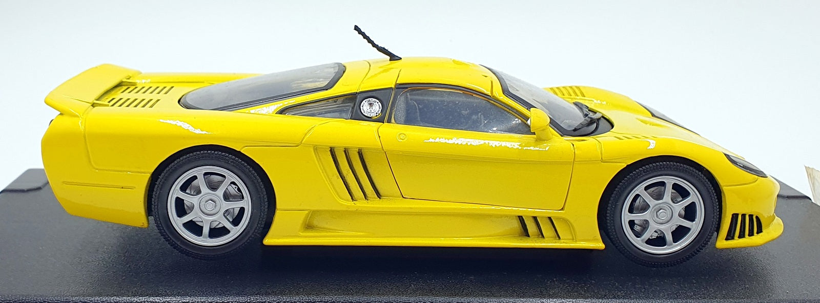Motor Max 1/18 Scale Diecast 73100 - Saleen S7 - Yellow