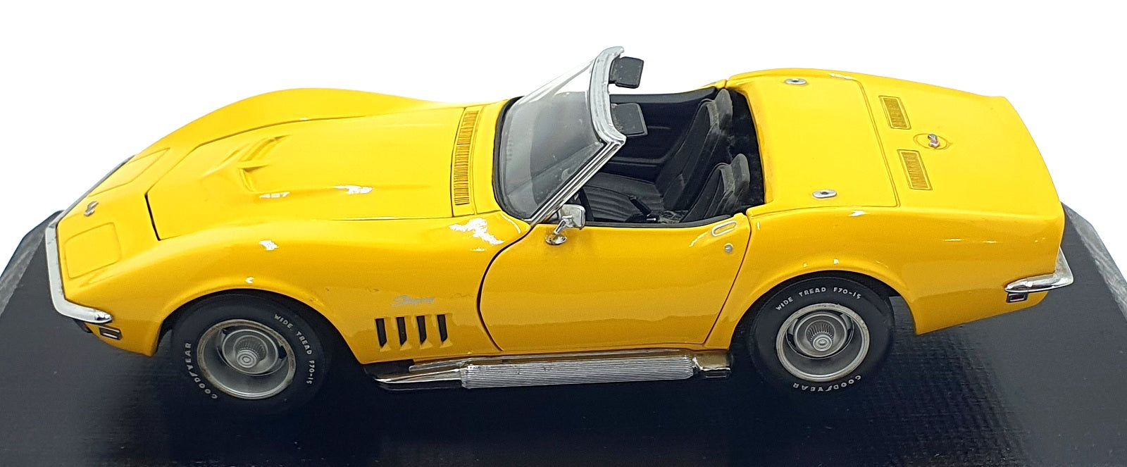 Revell 1/18 Scale Diecast 8835 - 1969 Corvette Convertible - Yellow