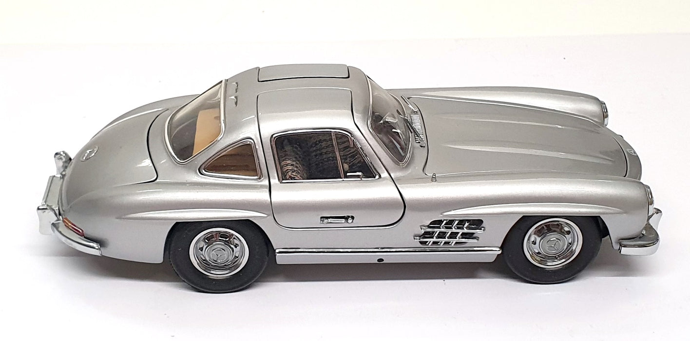 Franklin Mint 1/24 Scale 17626B - 1954 Mercedes Benz 300SL - Silver