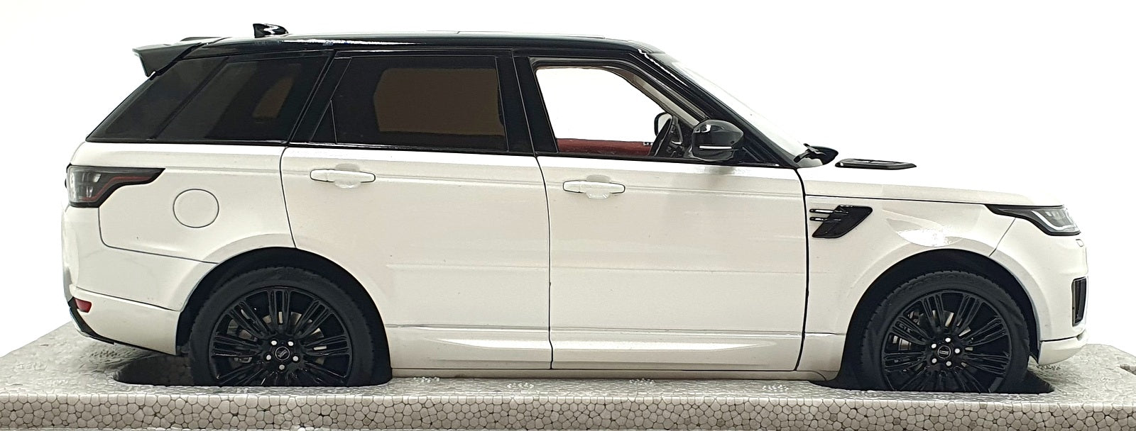 Whelart 1/18 Diecast WA18-30-02 - 2018 Range Rover Sport - White