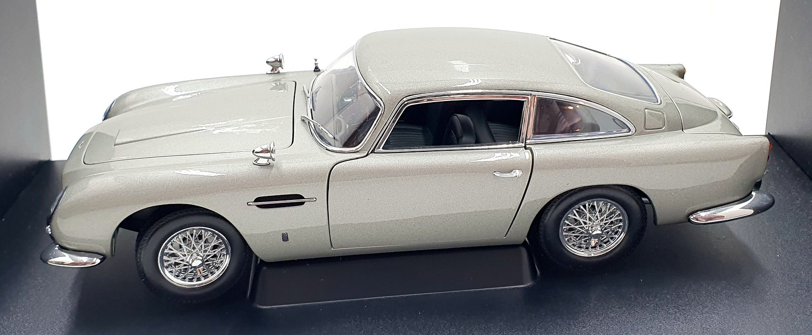 Autoart 1/18 Scale 70020 Aston Martin DB5 007 James Bond Goldfinger Silver