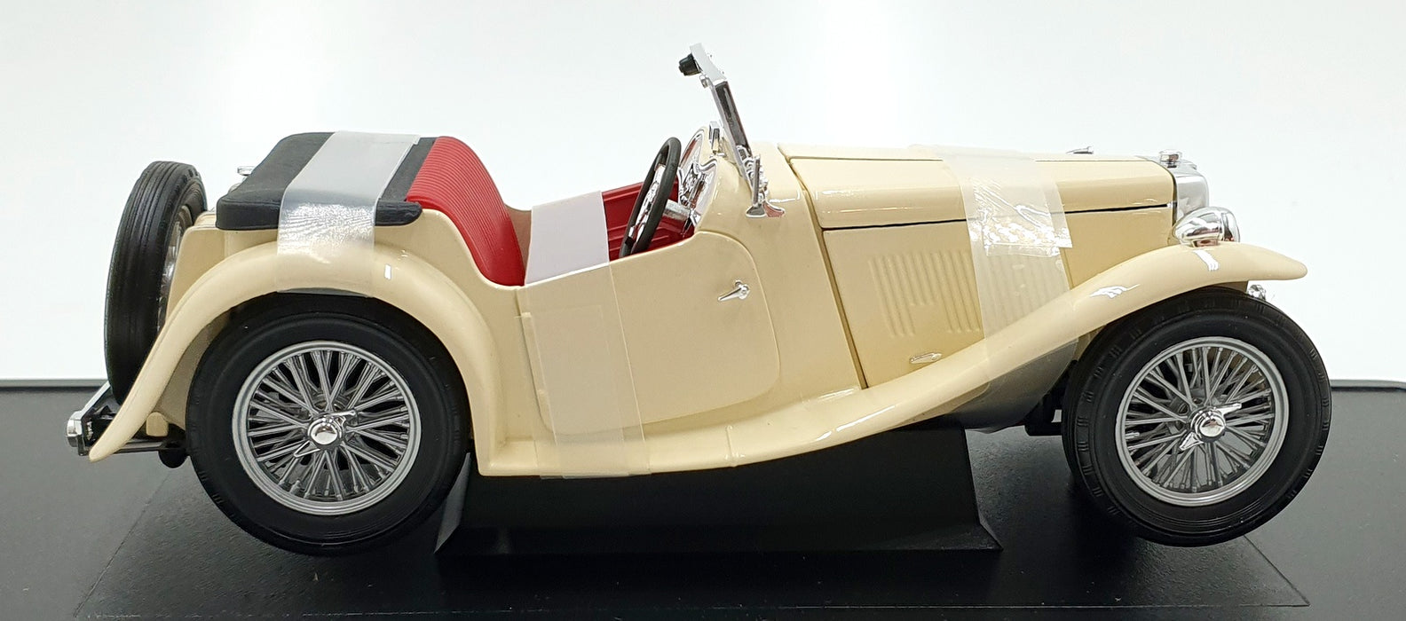 Road Signature 1/18 Scale Diecast 92468 - 1947 MG TC Midget - Cream