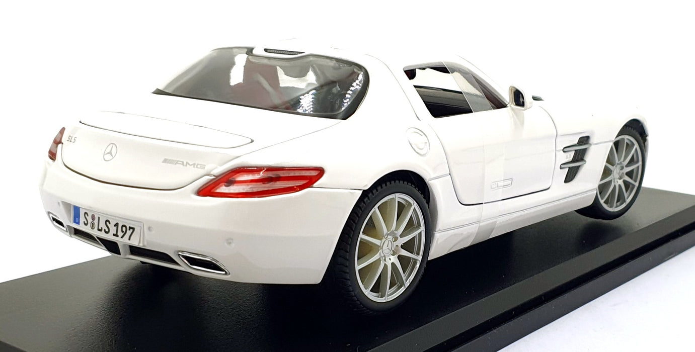 Maisto 1/18 Scale Diecast 46629 - Mercedes-Benz SL63 AMG - White with Black Base