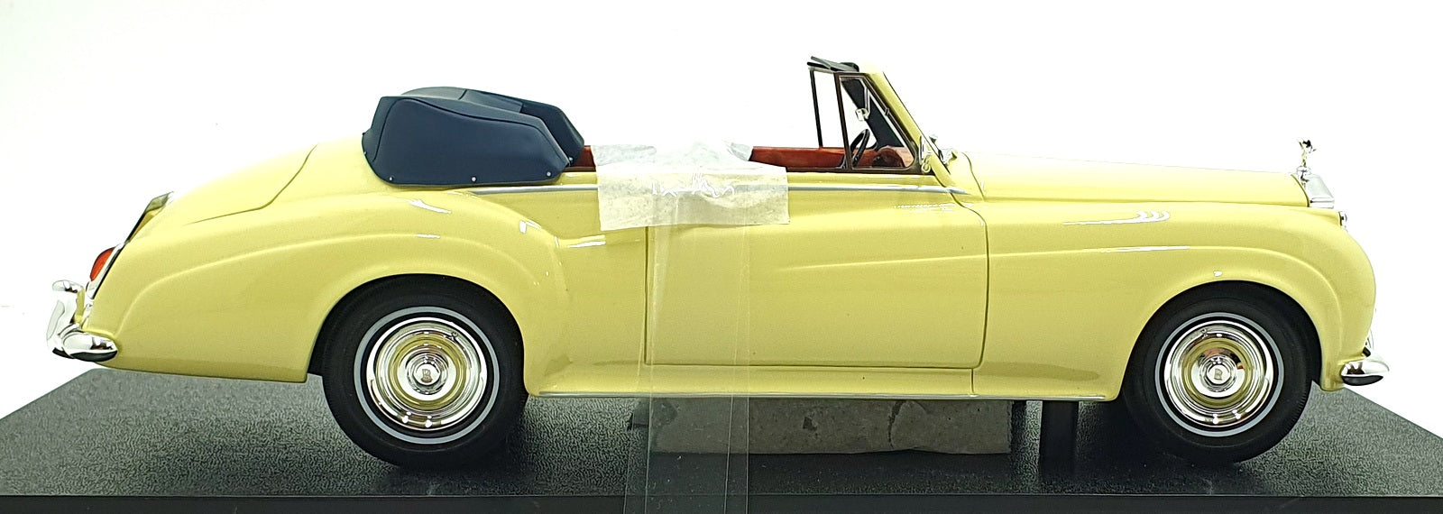 Cult 1/18 Scale Resin CML105-2 1960-62 Rolls Royce Silver Cloud II DH Ivory