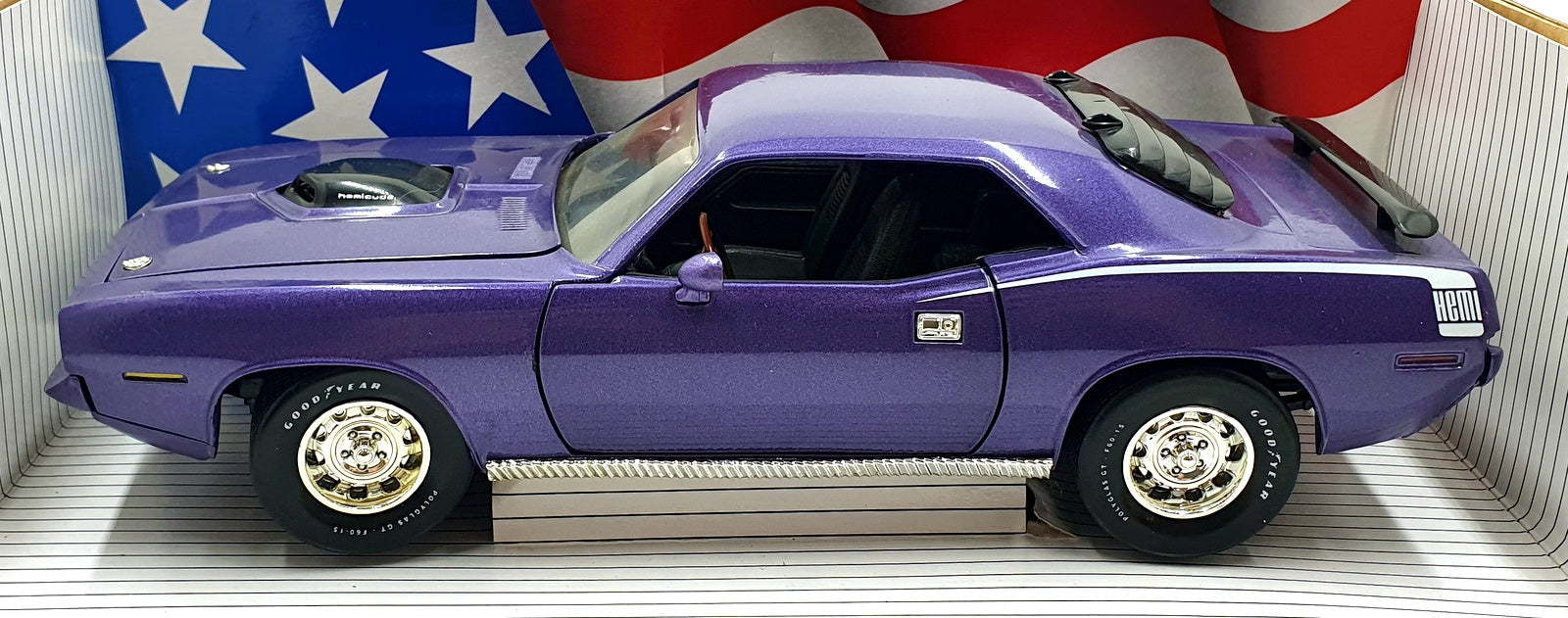 Ertl 1/18 Scale Diecast 7268 - 1970 Plymouth AAR Cuda - Purple