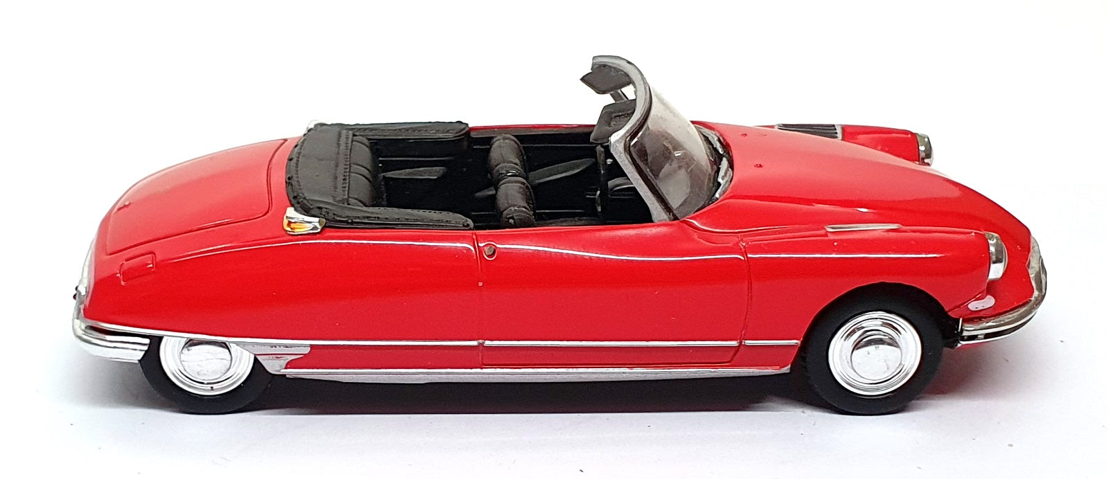 Universal Hobbies 1/43 Scale 310326E - 1961 Citroen DS 19 Cabriolet - Red