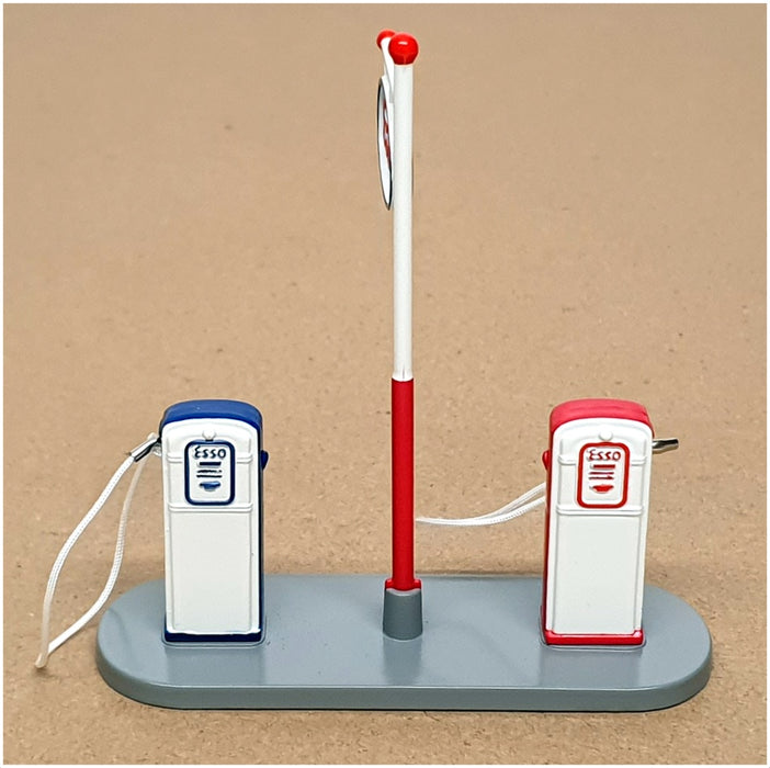 Atlas Dinky Toys Appx 1/43 Scale 49D - Poste De Ravitaillement Esso Petrol pumps