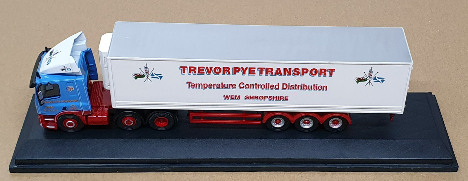 Oxford Diecast 1/76 Scale 76DAF004 - DAF 85 Short Fridge Trailer Trevor Pye