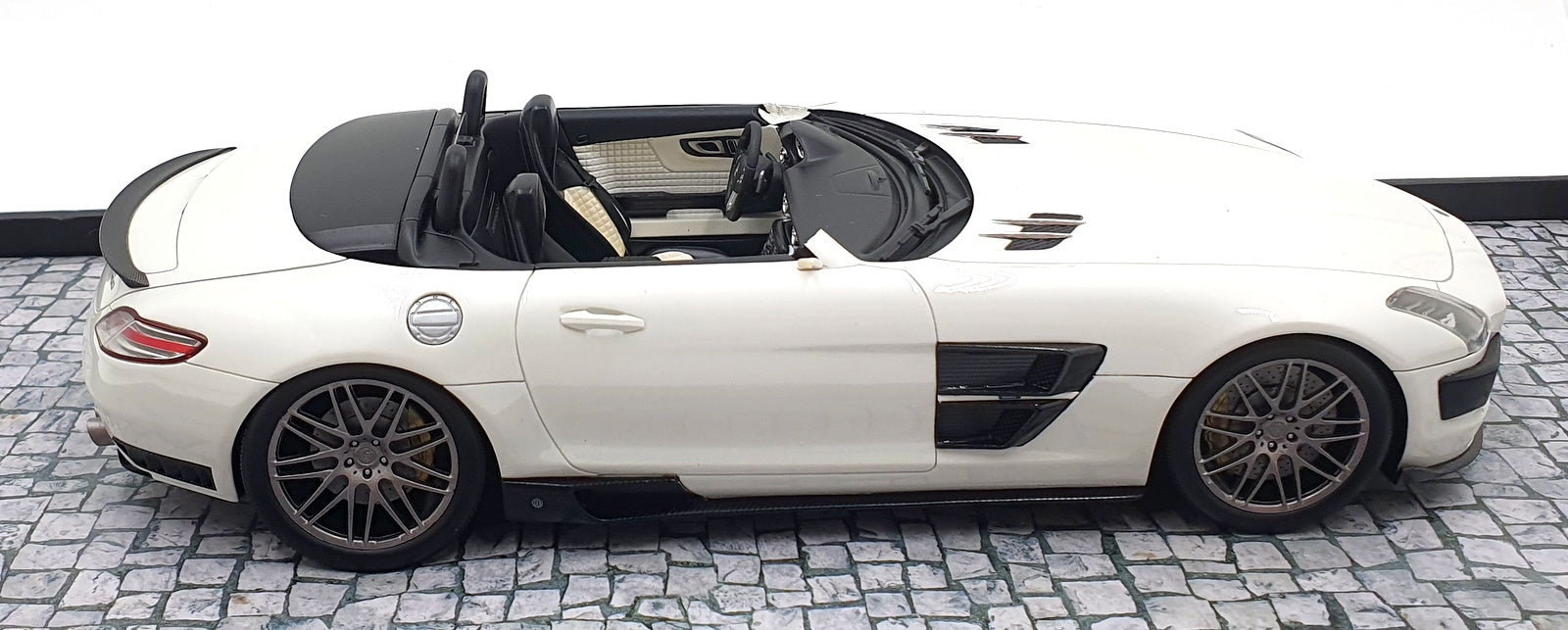 Minichamps 1/18 Scale 107 032130 Mercedes Benz BRABUS 700 Biturbo White