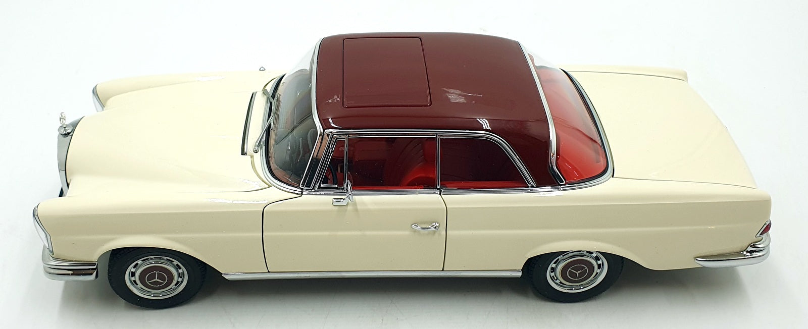 Autoart 1/18 Scale 76287 - Mercedes Benz 280 SE Coupe 1968 - White/Red
