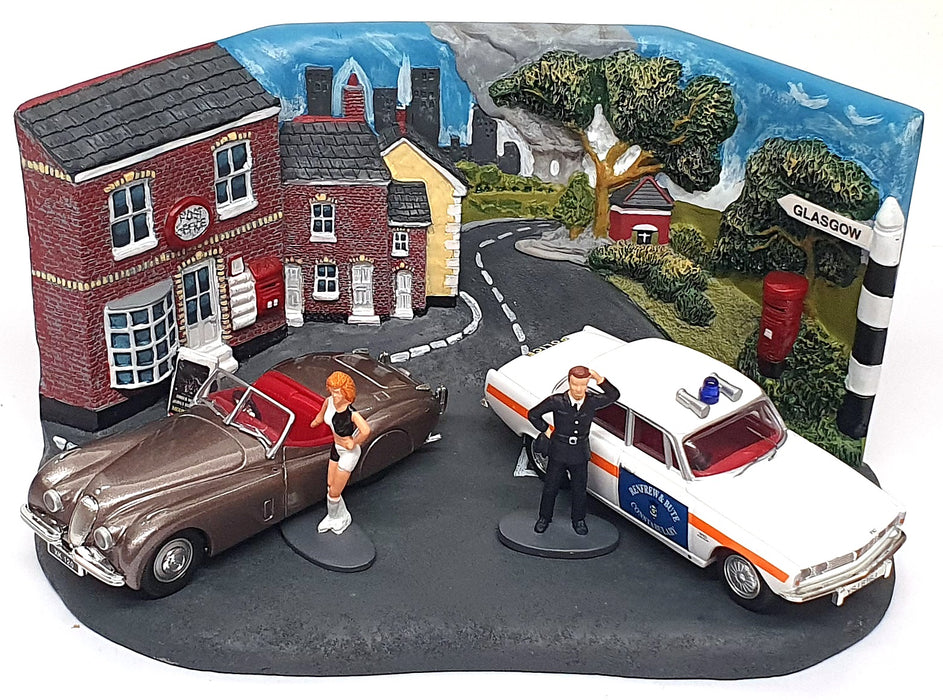 Vanguards 1/43 Scale PD1002 - Rover 2000 & Jaguar XK120 Renfrew Police Diorama