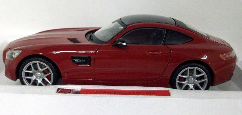Maisto 1/18 Scale - 38131 Mercedes Benz AMG GT Red Signature series