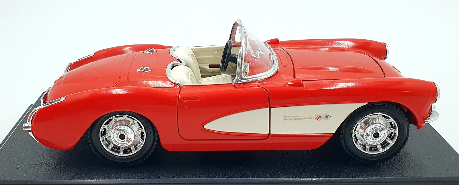 Burago 1/24 Scale Diecast 0524 - 1957 Chevrolet Corvette - Red/White