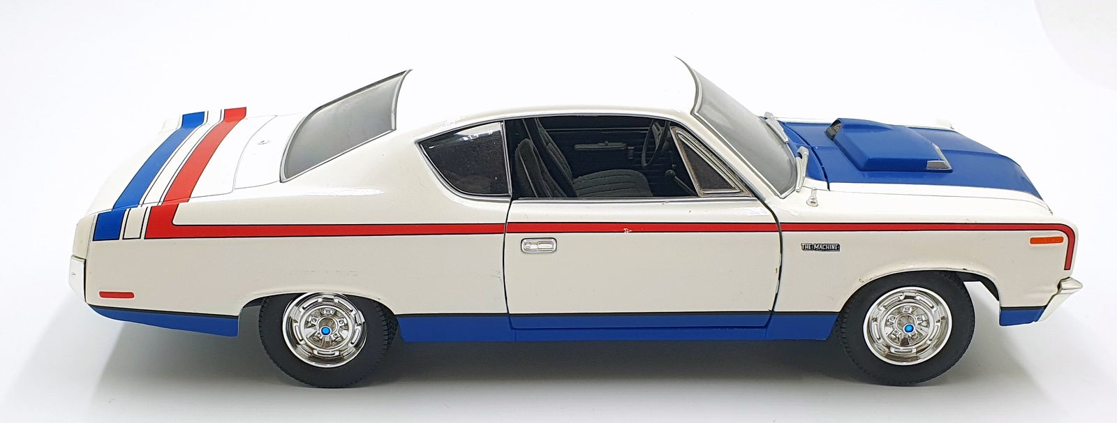 Road Signature 1/18 Scale Diecast 15126V - 1970 AMC Rebel - White/Red/Blue