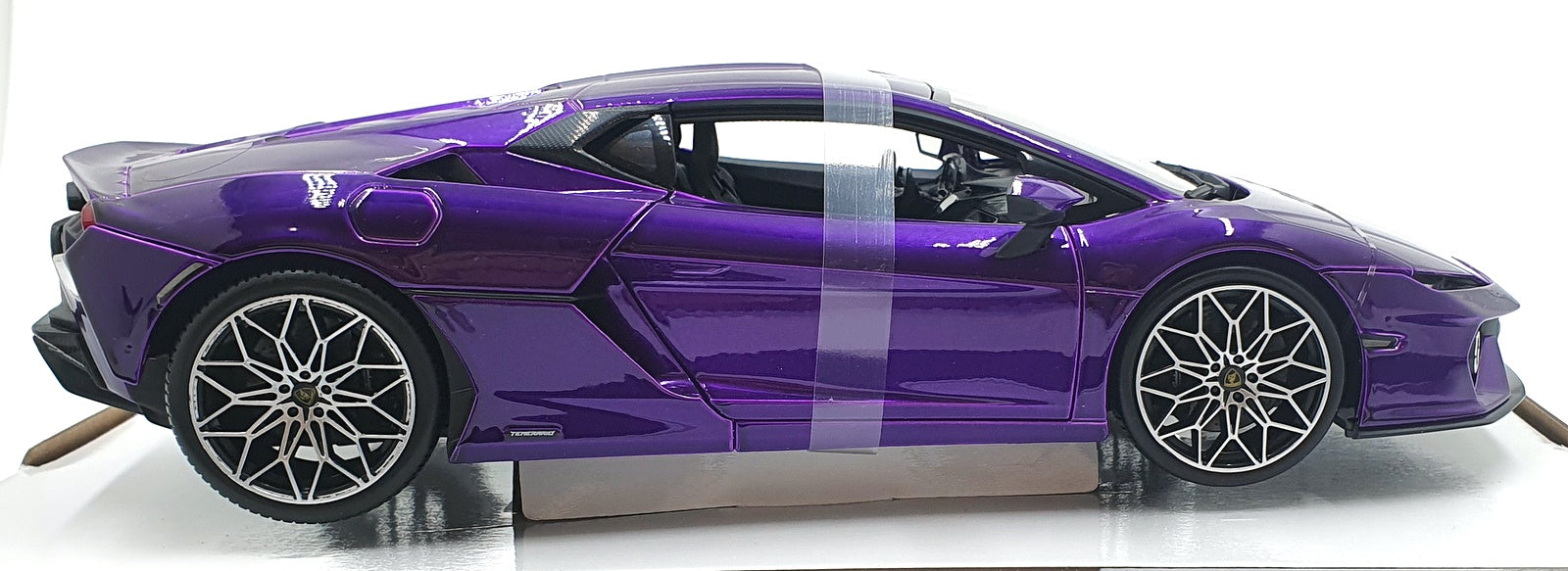 Burago 1/18 Scale Diecast 18-11052 - Lamborghini Temerario - Purple