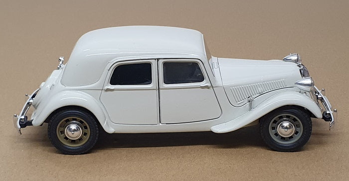 Burago 1/24 Scale Diecast 25625K - Citroen TA 15cv - Off White