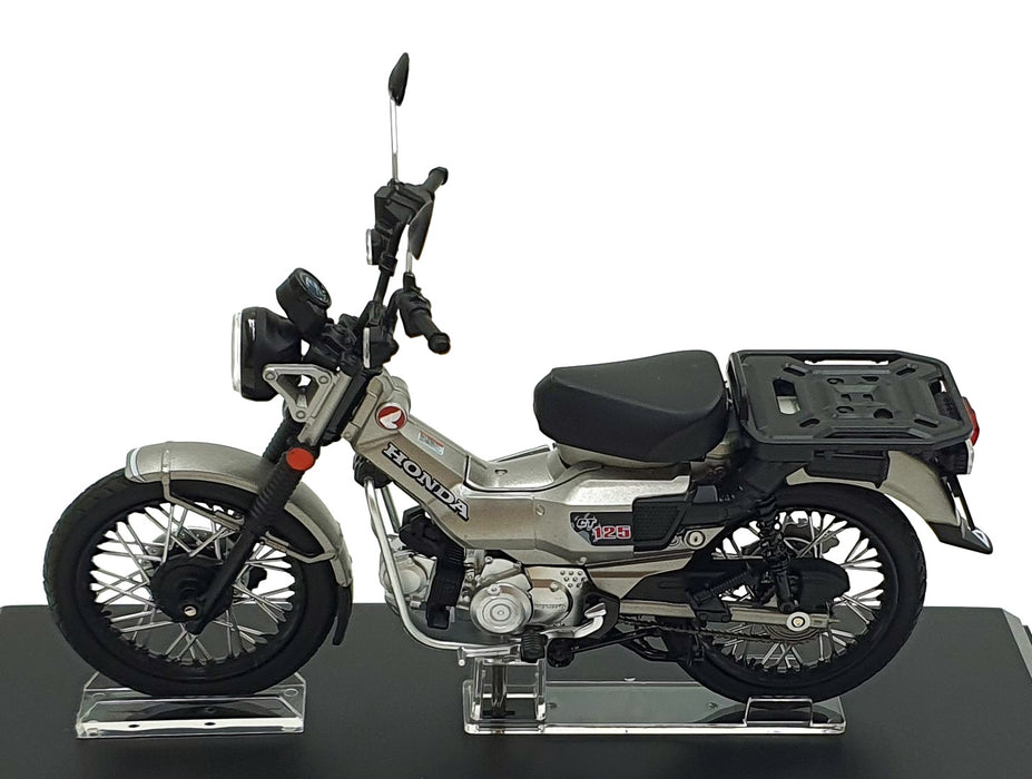 Aoshima 1/12 Scale 11225-4000 - Honda CT125 Motorbike - Silver