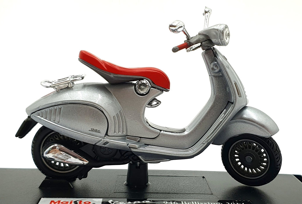 Maisto 1/18 Scale 39540 - 2014 Vespa 946 Bellissima Moped - Silver