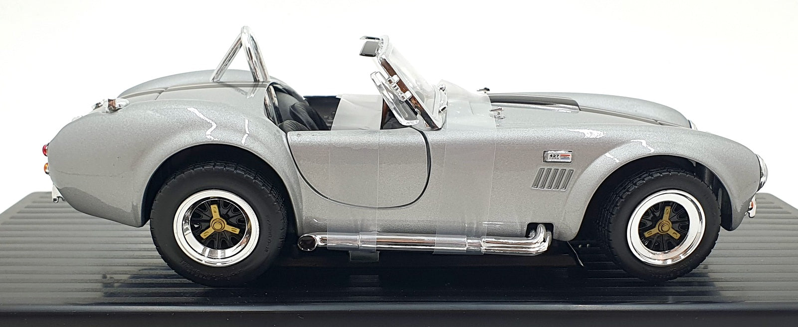 Road Legends 1/18 Scale 92058 - 1964 Shelby Cobra 427 s/c - Metallic Silver