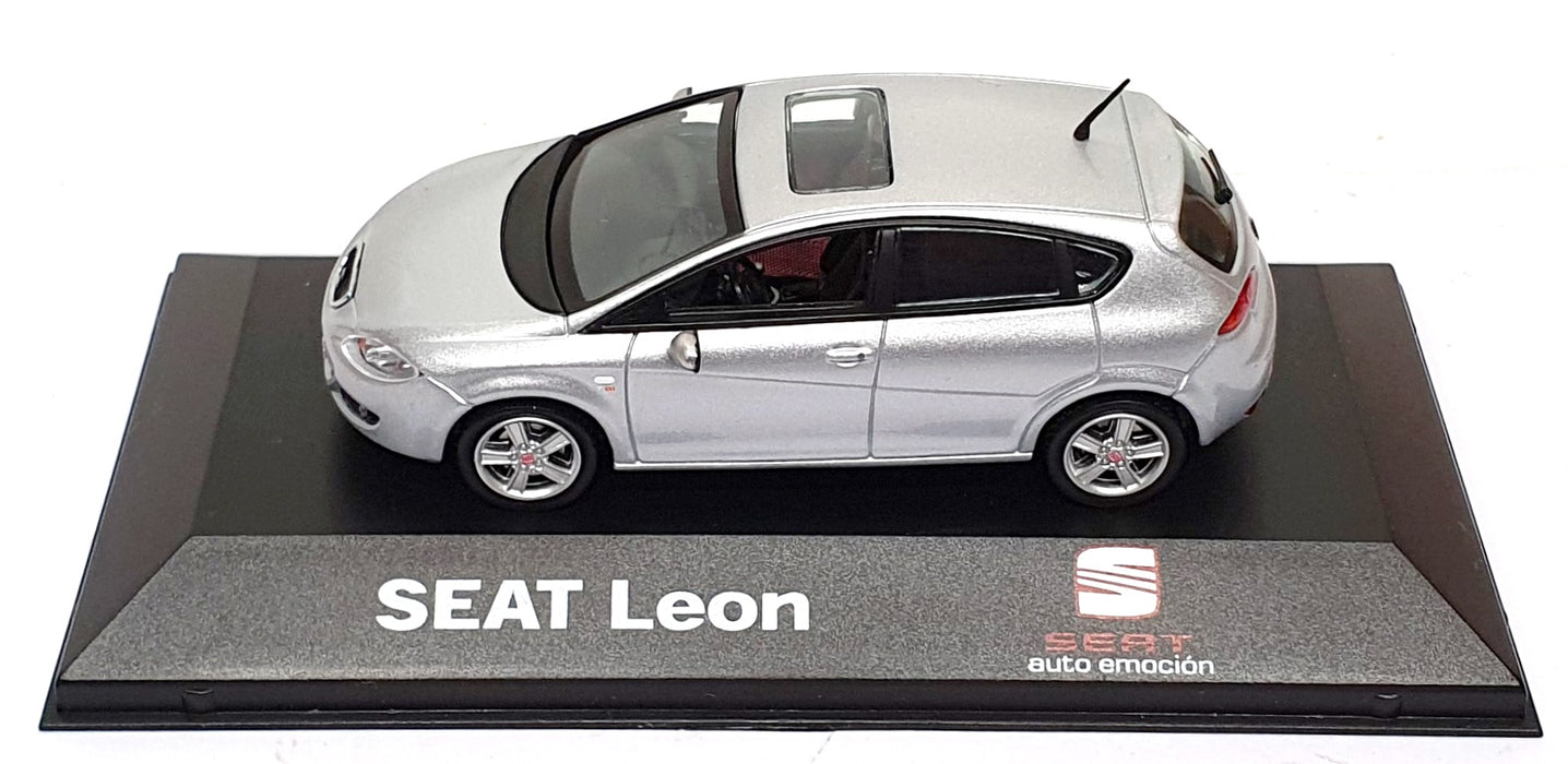 Dealership Model 1/43 Scale Diecast 03107 - Seat Leon - Luna Silver