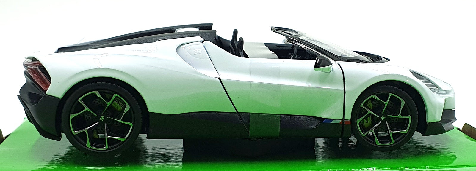 Welly NEX 1/24 Scale Diecast 24127W-WT - Bugatti W16 Mistral - White