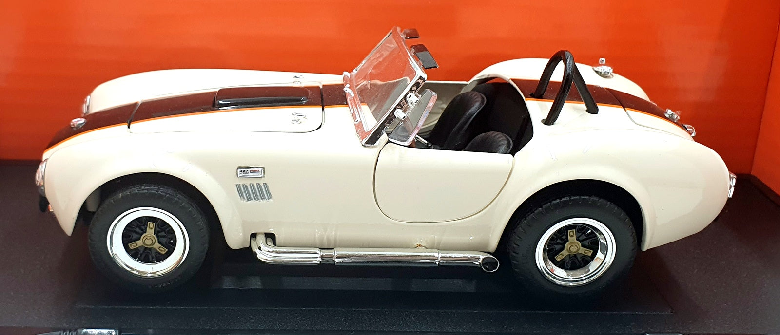 Road Signature 1/18 Scale Diecast 92058 - 1964 Shelby Cobra 427 S/C Cream