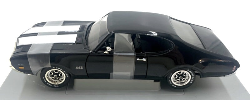 Ertl 1/18 Scale Diecast 8113 - 1969 Oldsmobile 4-4-2 W-30 - Black/White