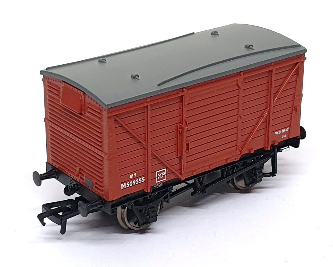Bachmann OO 1/76 Scale 38-170 - 12 Ton BR Plywood Vent Van Bauxite (Early)